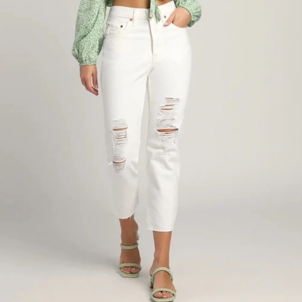 NWT Levi’s 501 High Rise Crop Jeans in Everything’s Fine White Distressed